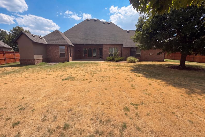 Photo 5 of 25 of 1017 W Camellia Way, Mustang, OK