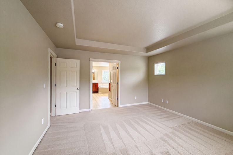 Photo 4 of 23 of 1724 SW Willowview Ter, Beaverton, OR