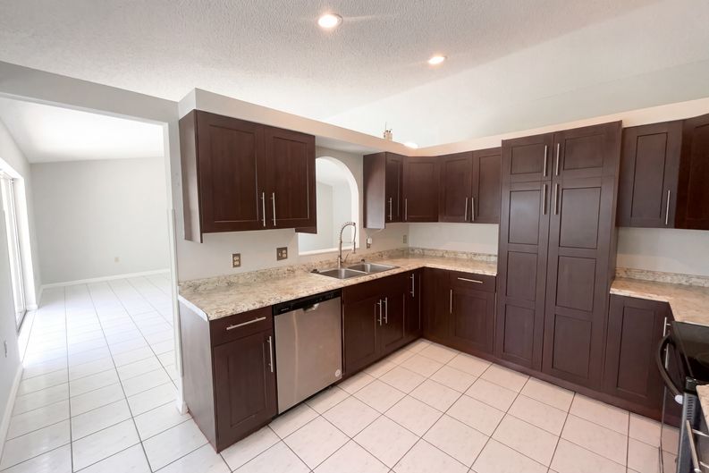 Photo 10 of 33 of 1750 Evergreen Ct, Kissimmee, FL