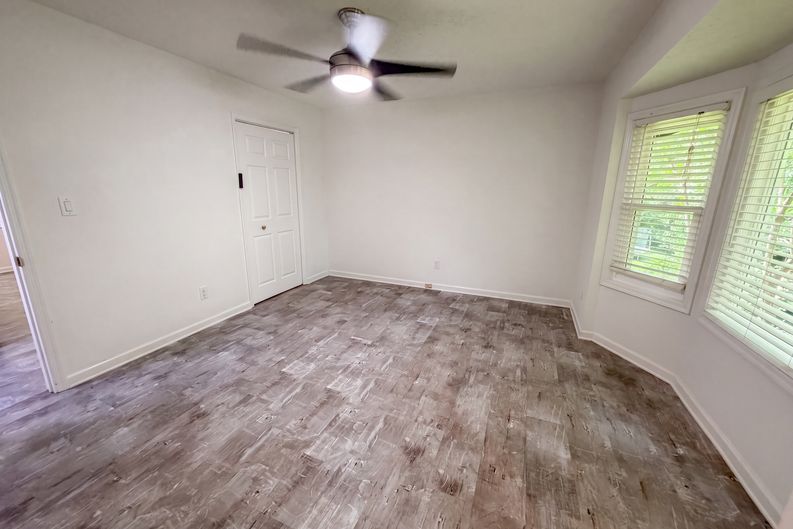 Photo 11 of 27 of 4378 Shady Dr NW, Lilburn, GA