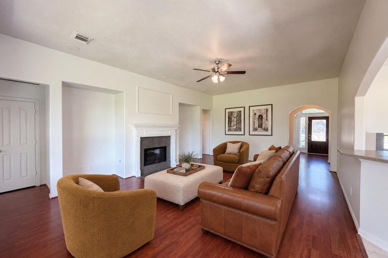 Photo 3 of 31 of 3307 Wolf Ct, Pearland, TX
