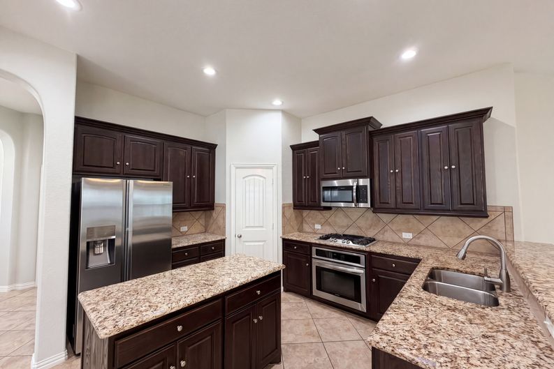 Photo 7 of 20 of 709 Ravenwood Dr, Saginaw, TX