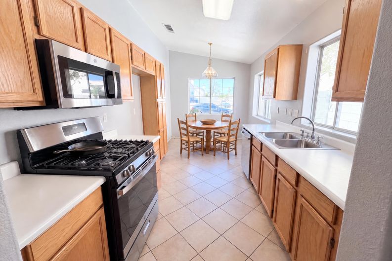 Photo 6 of 33 of 9121 Indian Breeze Dr, Las Vegas, NV