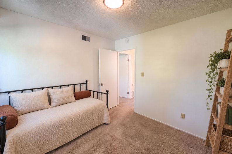 Photo 16 of 36 of 6800 Havenhurst Dr, Sacramento, CA