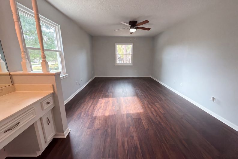 Photo 11 of 25 of 16121 Lakeview Dr, Jersey Village, TX