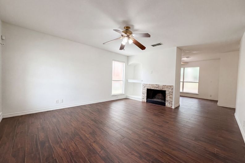 Photo 3 of 18 of 8423 Berry Knoll Dr, Universal City, TX