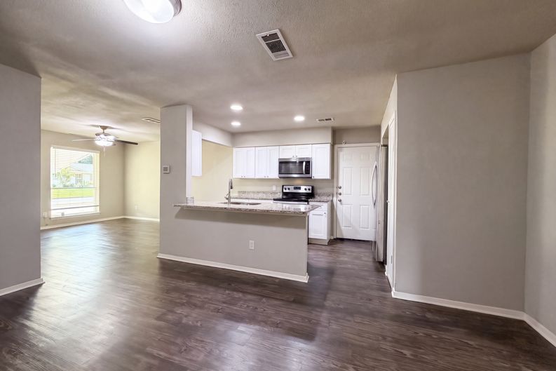 Photo 3 of 20 of 330 E Coral Way, Grand Prairie, TX
