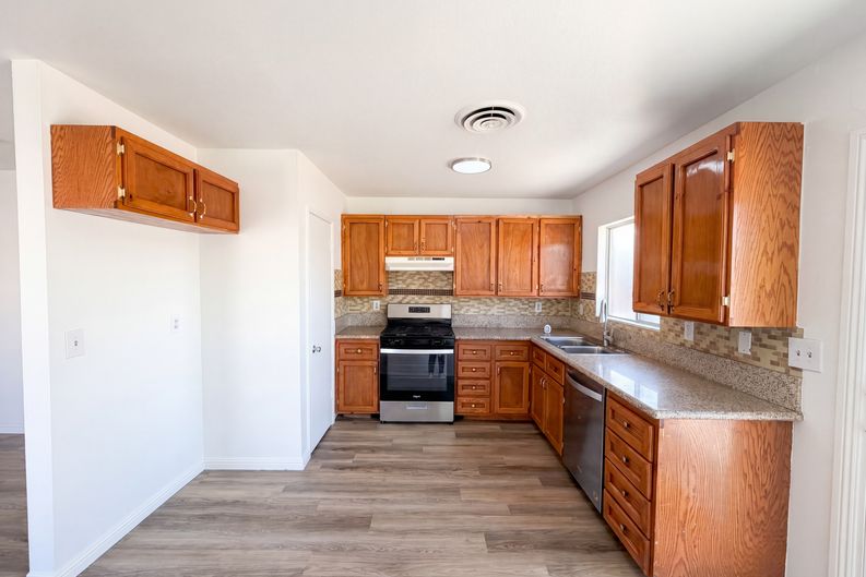 Photo 8 of 44 of 4018 Shady Oak Dr, Las Vegas, NV