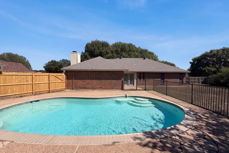 Photo 5 of 21 of 133 Jason Dr, Red Oak, TX