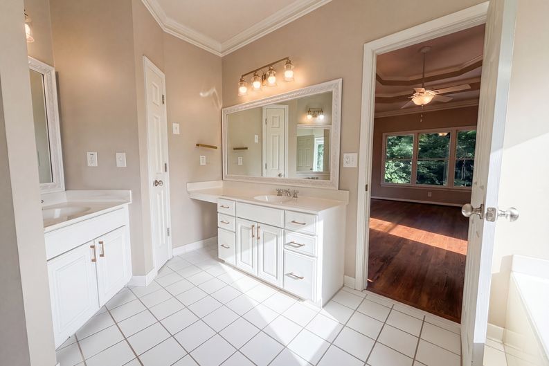 Photo 11 of 34 of 2299 Camden Dr SW, Marietta, GA