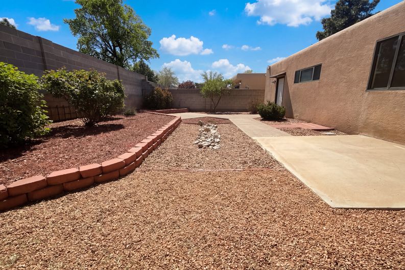 Photo 6 of 16 of 3336 Betts Dr NE, Albuquerque, NM