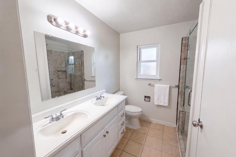 Photo 15 of 19 of 609 Heather Ln, Friendswood, TX
