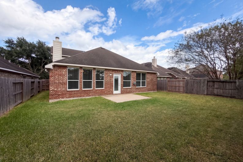 Photo 37 of 41 of 11810 White Water Bay Dr, Pearland, TX