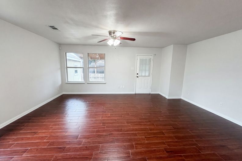 Photo 6 of 19 of 111 Forest Park Ln, Red Oak, TX