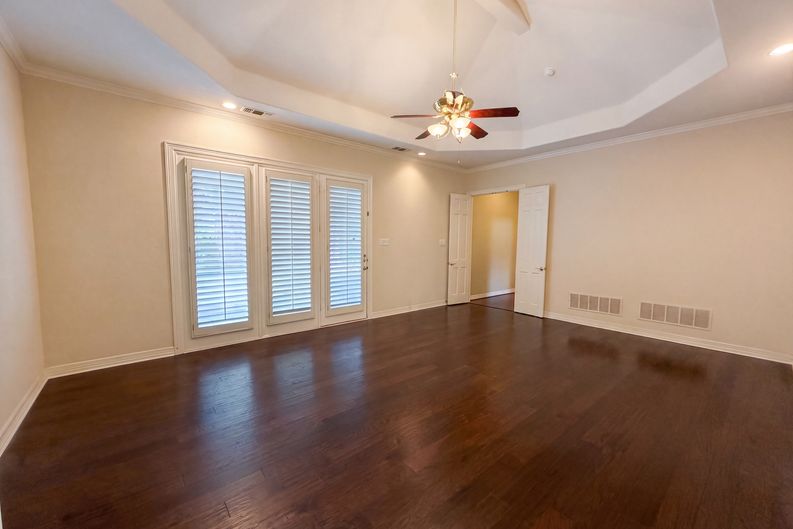 Photo 4 of 29 of 619 Edgewood Ln, Red Oak, TX
