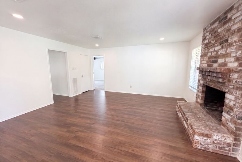 Photo 17 of 21 of 6910 Vialinda Dr, Houston, TX