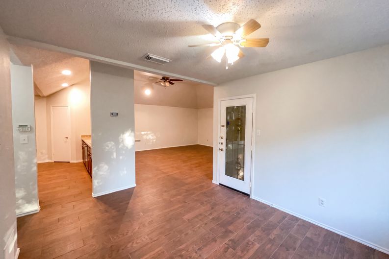 Photo 8 of 21 of 9511 Elm Gln, San Antonio, TX