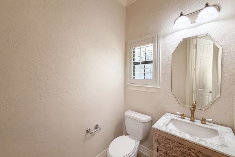 Photo 17 of 21 of 2942 Royal Oaks Crst, Houston, TX