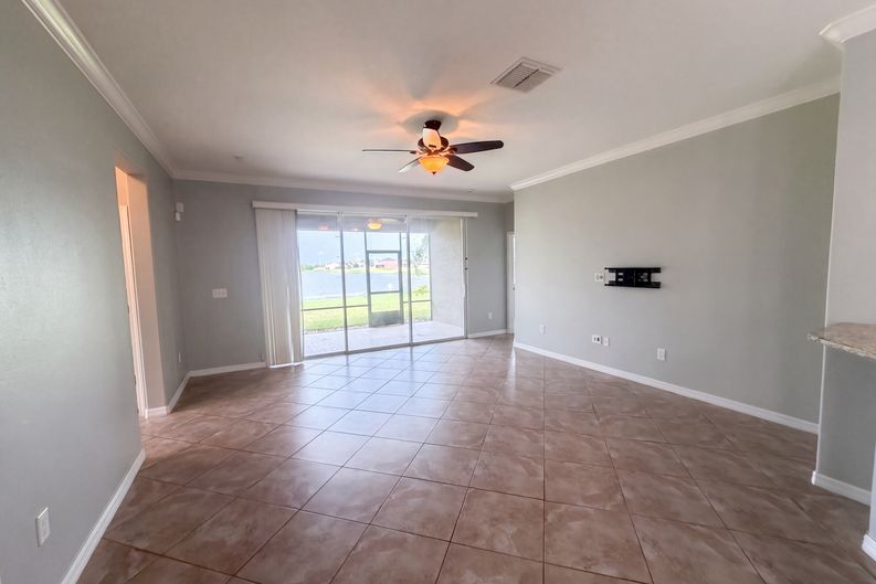 Photo 3 of 37 of 626 Tanana Fall Dr, Ruskin, FL