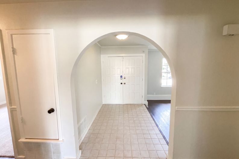 Photo 7 of 19 of 1154 S Ellison Dr, San Antonio, TX