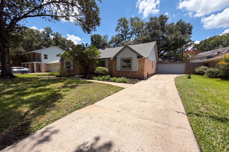 Photo 18 of 20 of 10327 Sweetwood Dr, Houston, TX