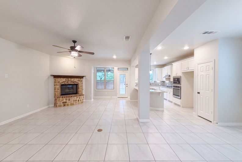 Photo 4 of 39 of 9332 Kaitlyn Ct, Lantana, TX