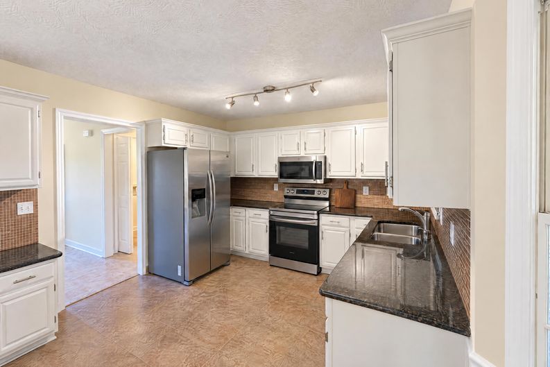 Photo 6 of 25 of 1454 Milford Ct S, Marietta, GA