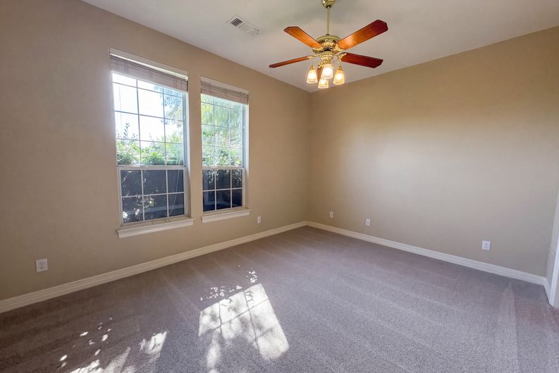 Photo 14 of 29 of 619 Edgewood Ln, Red Oak, TX