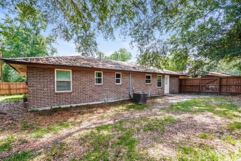 Photo 5 of 41 of 733 Sutton St, Jesup, GA