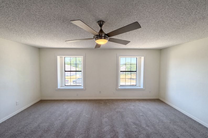 Photo 11 of 19 of 6612 Lakeside Dr, Lake Worth, TX