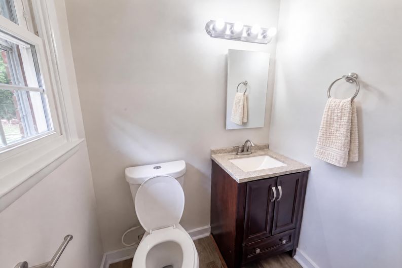 Photo 8 of 26 of 1502 W Meadowview Rd, Greensboro, NC