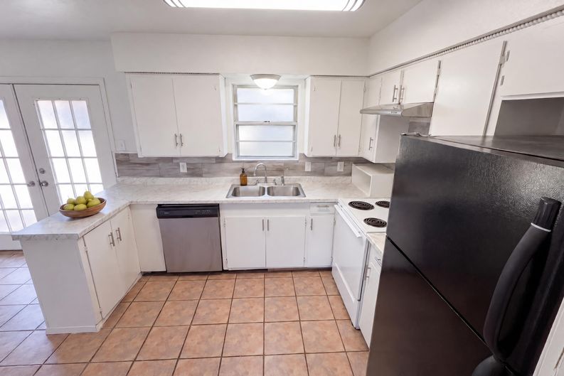 Photo 11 of 27 of 736 W Borden St, Sinton, TX