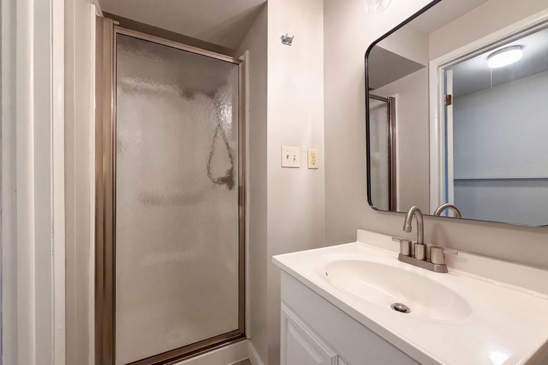 Photo 19 of 33 of 2891 Grosvenor Dr, Cincinnati, OH