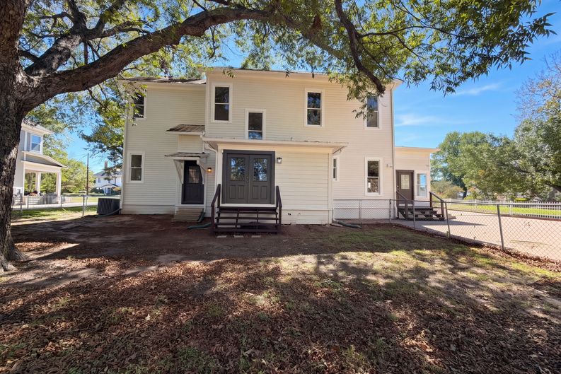 Photo 5 of 39 of 1012 W 3rd Ave, Corsicana, TX