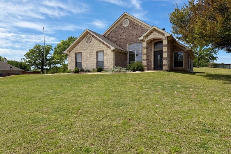 Photo 7 of 20 of 416 Fossil Rock Dr, Azle, TX