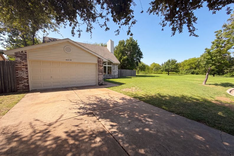 Photo 23 of 27 of 4300 Windwillow Ct, Fort Worth, TX