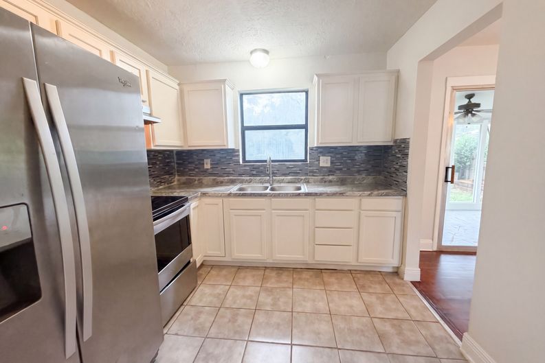 Photo 7 of 18 of 7520 Altus Dr S, Jacksonville, FL