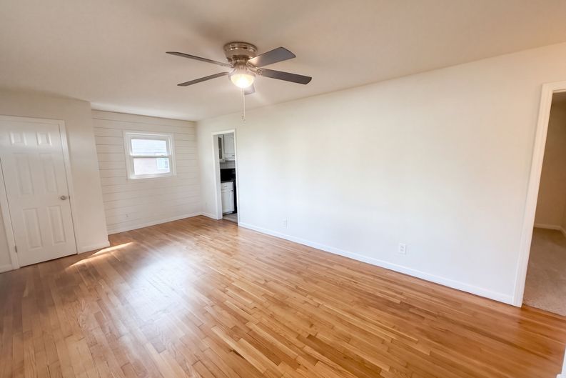 Photo 10 of 18 of 509 Greenbriar Rd, Greensboro, NC