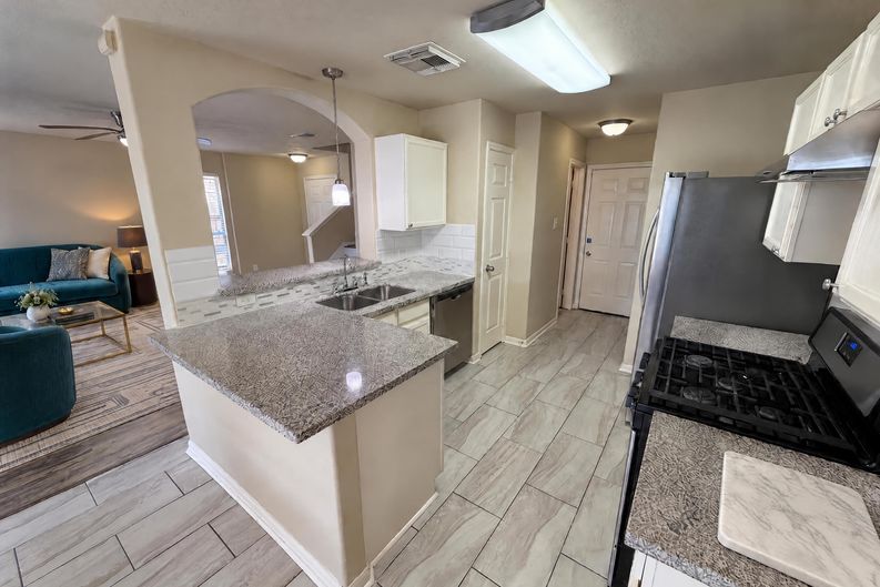 Photo 9 of 28 of 10250 Rolleston Ln, Houston, TX