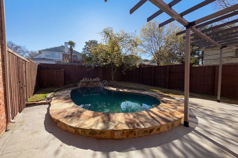 Photo 19 of 50 of 2406 Manchester Dr, Carrollton, TX