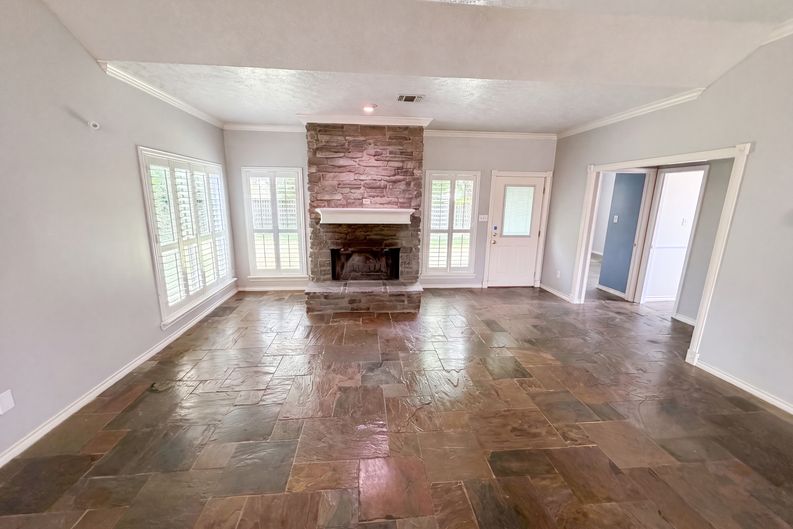 Photo 7 of 19 of 7934 Round Rock Dr, Houston, TX