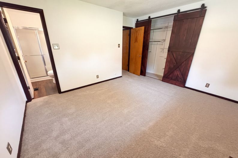 Photo 4 of 23 of 3162 Ashway Dr, Indianapolis, IN