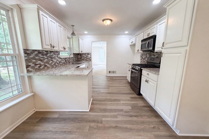 Photo 6 of 23 of 1909 Wisterwood Dr, Hoover, AL