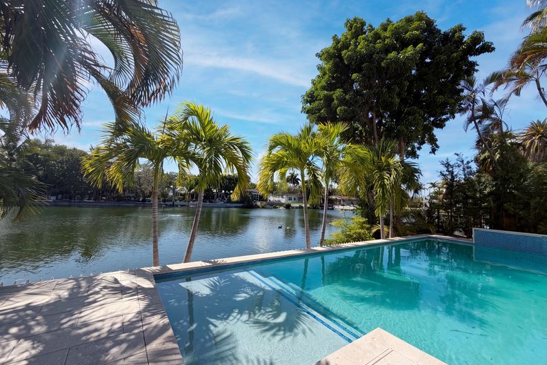 Photo 16 of 17 of 1717 NE 20th Ave, Fort Lauderdale, FL