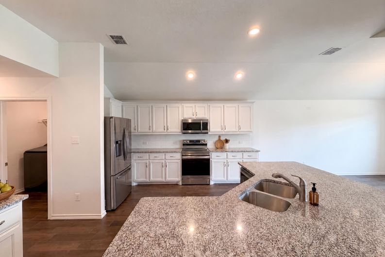 Photo 6 of 19 of 1631 Glade Meadows Dr, Joshua, TX