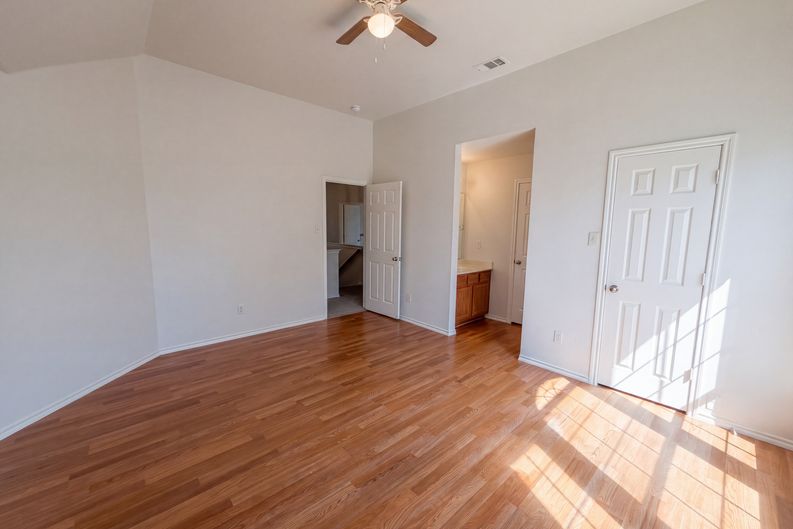 Photo 12 of 31 of 1402 Stone Oak Ct, Cedar Hill, TX