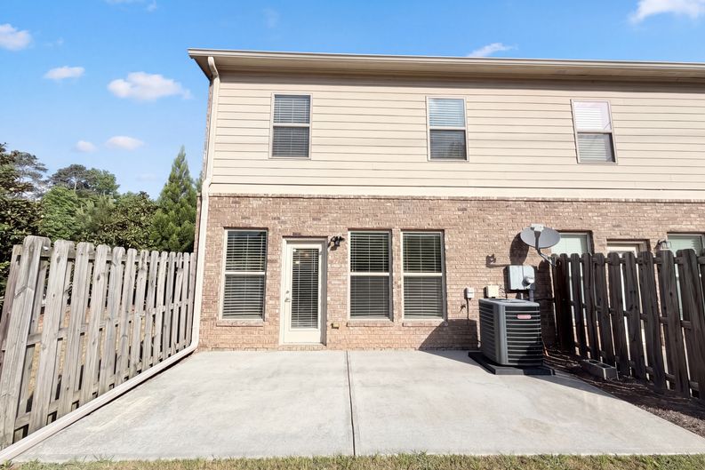 Photo 5 of 24 of 10555 Naramore Ln, Alpharetta, GA