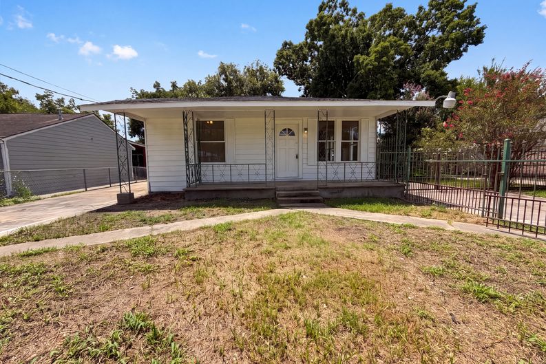 Photo 3 of 26 of 714 Bolling Ln, Houston, TX