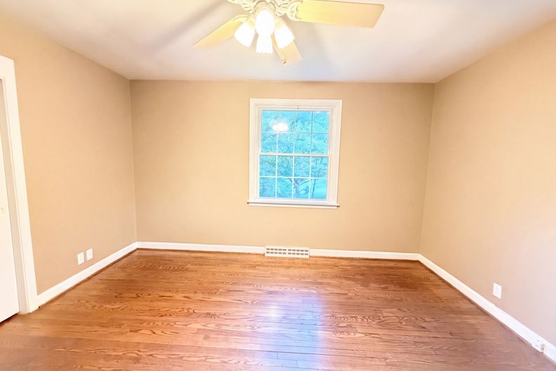 Photo 11 of 22 of 1223 Beverly Hills Dr, Clarksville, TN