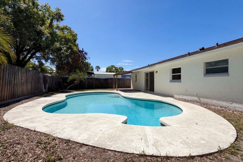 Photo 5 of 24 of 909 Winchester Ct, Brandon, FL